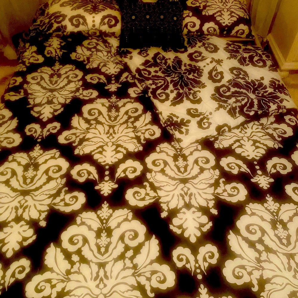 Reversible Full size Black/White Bedding Set